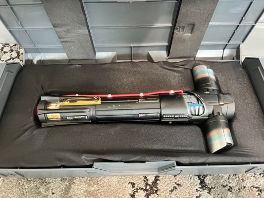 Star Wars - Disney - - Movie prop Kylo Ren Legacy Lightsaber hilt from Star Wars Galaxy’s Edge with carrying case, foam insert, long | Catawiki
