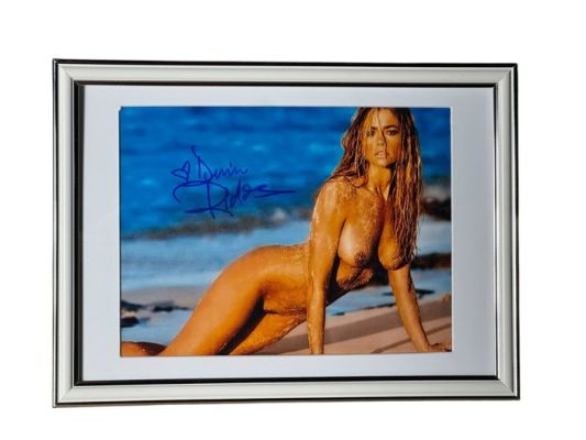 James Bond 007: The World is Not Enough - Denise Richards Singed Photo As Dr. Christmas Jones - Framed -No Rp Price ! | Catawiki