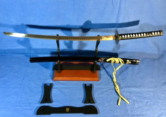 KILL BILL- NEW DELUXE VERSION-RARE 1 Production KATANA OF "BILL" (Snake Charmer/David Carradine) - "ONI" Symbol engraved in the Blade and on the Scabbard.Original pedestal with "ONI" symbol included. - Blade is made of Stainless Steel(TOSHIN),&hellip; | Catawiki