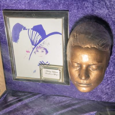 Lot 1090 - Audrey Hepburn Life Mask for Breakfast At Tiffanys | misc / divers