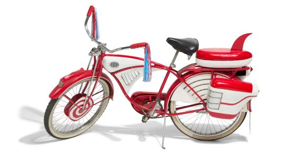 Paul Reubens | Lot 3 - “Pee-wee’s Big Adventure” Replica Bicycle with 2011 Visionary Spike TV Scream Award | Julien’s