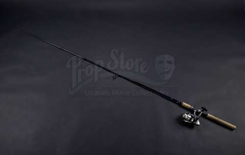 PIRANHA 3D - Matt Boyd‘s (Richard Dreyfuss) Blue Fishing Pole