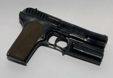 Kingsman: The Golden Circle (2017) - Eggsy’s (Taron Egerton) Bent Pistol | Hanlin Auction Service