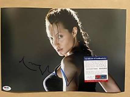 Lara Croft Tomb Raider | Lara Croft Tomb Raider - Signed by Angelina Jolie - with PSA/DNA Certification - No Reserve! | Catawiki
