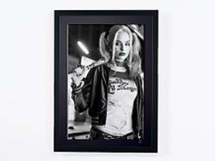 The Suicide Squad 2021 - Margot Robbie As "Harley Quinn | The Suicide Squad 2021 - Margot Robbie as "Harley Quinn - Fine Art Photography - Luxury Wooden Framed 70X50 cm - Limited Edition Nr 02 of 30 - Serial ID 16967 - Original Certificate (COA), Hologram Logo Editor and QR Code | Catawiki