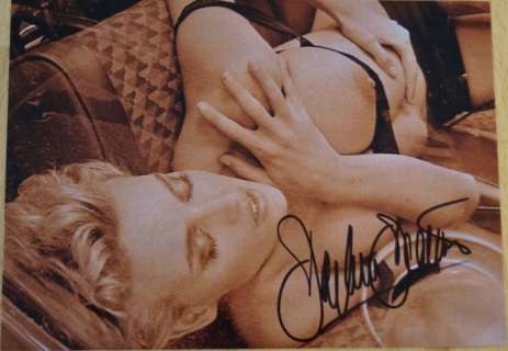 James Bond 007: Tomorrow Never Dies - Daphne Deckers as Bond Girl "naked" - Signed with Certified Genuine b´bc holographic COA | Catawiki