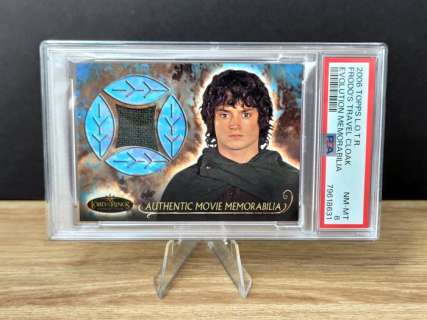 Topps Evolution - Lord of The Rings - Authentic Memorabilia - Frodo Baggins - Travel Cloak - Graded | Catawiki