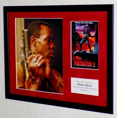 Predator 2 - Danny Glover (Mike Harrigan) Framed, signed + COA, Photo signing & Sticker GCC | Catawiki
