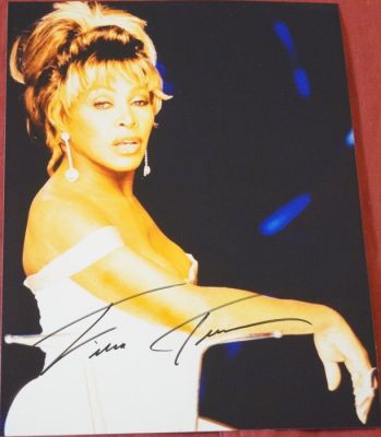 James Bond 007: GoldenEye - Tina Turner † 24.05.2023 - Title Song Performer - Autogramm, Foto, Signed with Certified Genuine | Catawiki