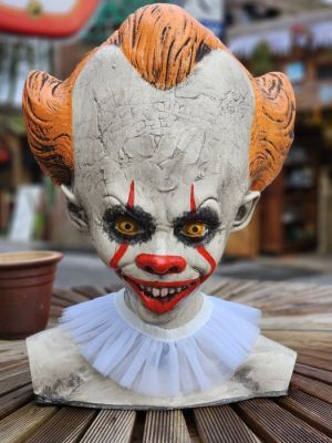 IT ca - - Movie prop Clown bust inspired by Pennywise. Material: painted resin/plaster. Height: 40 cm. Collar in | Catawiki
