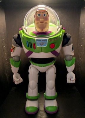 Buzz Lightyear (Toy Story) - by Robosen - Licensed Interactive Buzz Lightyear Robot figure - LED - In working condition with | Catawiki