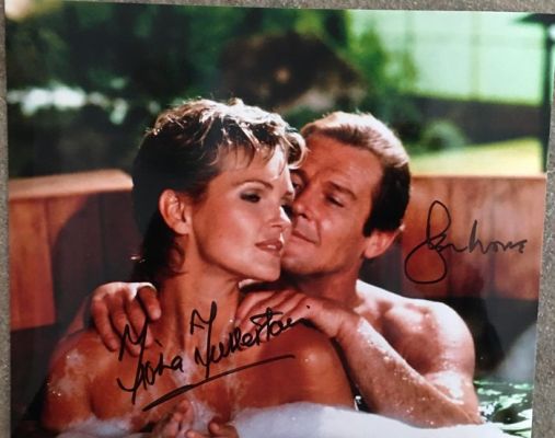 James Bond 007: A View To a Kill - Sir Roger Moore double Signed - - Movie prop | Catawiki