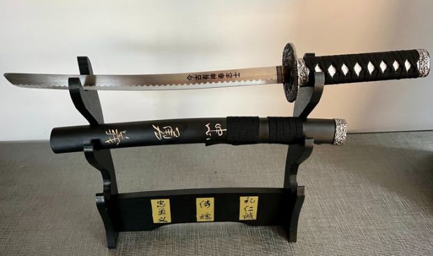 "THE LAST SAMURAI" (Tom Cruise/Captain Nathan Algren) - KATANA "Tantō" - Kanji engraved in the Wood (忠勇義) "DUTY AND LOYALTY, HEROIC COURAGE, JUSTICE AND MORALITY” - Rare DELUXE Version, Kanji engraving on the blade Stainless Steel (Toshin),&hellip; | Catawiki