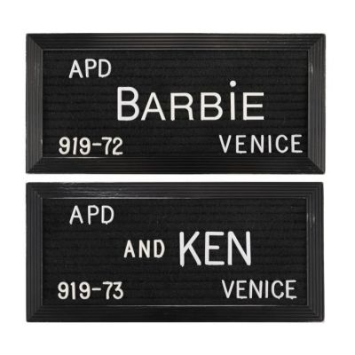 BARBIE (2023) - Lot #45 : Barbie‘s (Margot Robbie) and Ken‘s (Ryan Gosling) Screen-matched Mugshot Letter Boards