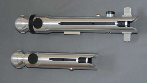 Solo‘s Hold Ahsoka Lightsabers