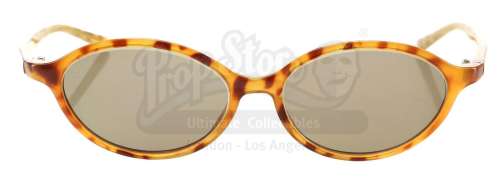 ERIN BROCKOVICH (2000) - Lot 228 - Erin Brockovich‘s (Julia Roberts) Sunglasses