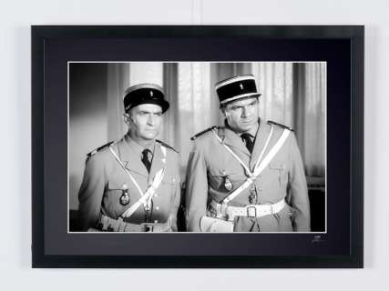 Le Gendarme À Saint Tropez - 1964 - Louis de Funes As " Chef Ludovic Cruchot" | Le Gendarme à Saint Tropez - 1964 - Louis de Funes as " chef Ludovic Cruchot" - Luxury Wooden Framed 70X50 cm - Limited Edition Nr 04 of 30 - Serial ID 19031 - - Original Certificate (COA), Hologram Logo Editor and QR Code | Catawiki