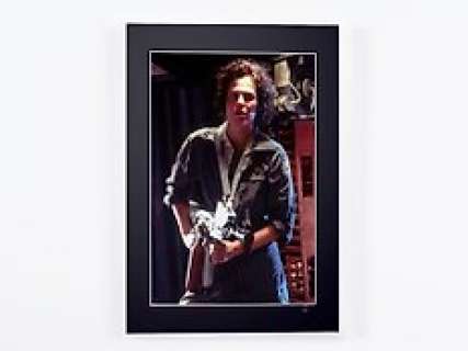 Alien 1979 - Sigourney Weaver As "Ellen Ripley" | ALIEN 1979 - Sigourney Weaver as "Ellen Ripley" - Fine Art Photography - Luxury Wooden Framed 70X50 cm - Limited Edition Nr 01 of 30 - Serial ID 16880 - Original Certificate (COA), Hologram Logo Editor and QR Code | Catawiki
