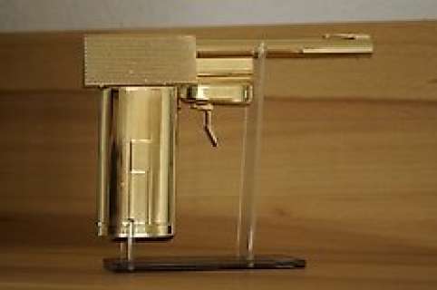 James Bond 007: the Man with the Golden Gun | James Bond 007: The Man with the Golden Gun - Scaled one piece Golden Gun Replica on stand (6 inch) | Catawiki