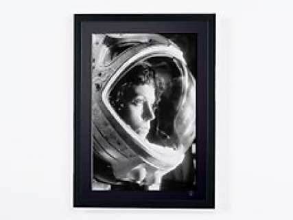 Alien 1979 - Sigourney Weaver As "Ellen Ripley" | ALIEN 1979 - Sigourney Weaver as "Ellen Ripley" - Fine Art Photography - Luxury Wooden Framed 70X50 cm - Limited Edition Nr 01 of 30 - Serial ID 16998 - Original Certificate (COA), Hologram Logo Editor and QR Code | Catawiki