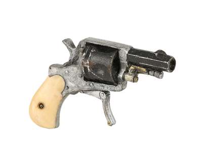 SHERLOCK HOLMES (2009) - Lot 855 - Irene Adler‘s (Rachel McAdams) Revolver