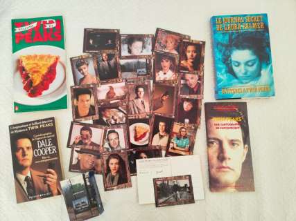 Twin Peaks : 4 books, 1 set collectible card + 1 postcard autographed by David Lynch hymself. - David Lynch - Kyle MacLachlan - Sherilyn Fenn - Lara Flynn Boyle - Sheryl Lee - Marc Frost | Catawiki