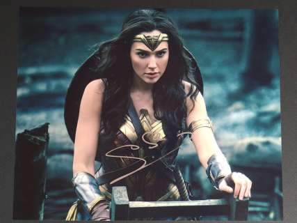Wonder Woman - Signed by Gal Gadot, with Letter of Authenticity - Photo, Autograph | Catawiki