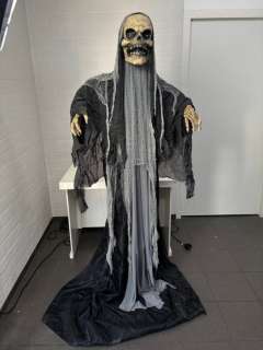 Animatronic groeiend monster - - Movie prop | Catawiki