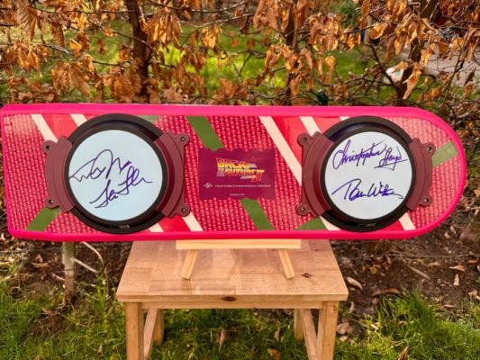 „Back To Future II“ - Replica Hoverboard - Signed by 4 - Michael J. Fox, Christopher Lloyd, Lea Thompson, Tom Wilson - Beckett COA | Catawiki