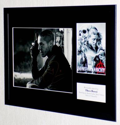 Sons of Anarchy - Theo Rossi (Juice) Premium Framed, signed + Certificate of Authenticity | Catawiki