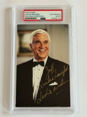 Leslie Nielsen - (The Naked Gun) - Signed Postcard - PSA/DNA Certified & Authenticity Guaranteed. - PSA | Catawiki