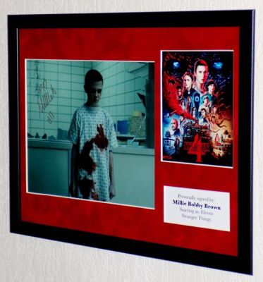 Stranger Things - Millie Bobby Brown (Eleven) Premium Framed, signed + Certificate of Authenticity | Catawiki