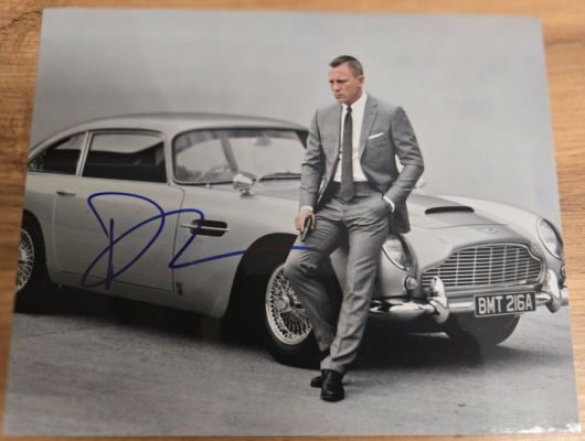 James Bond 007: Skyfall - Daniel Craig – Signed Forest Photo with Aston Martin V8 (20x25 cm) + b’bc COA | Catawiki