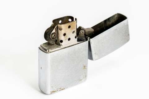 Lot 539 - BRUCE WILLIS "JOHN McCLANE" SCREEN-USED ZIPPO LIGHTER FROM DIE HARD - WITH DVD