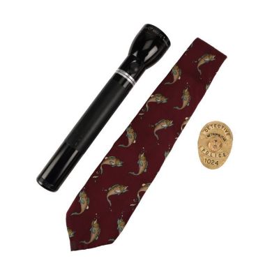 SEVEN (1995) - Lot #934 : Det. Mill‘s (Brad Pitt) Torch and Necktie With Det. Somerset‘s (Morgan Freeman) Badge