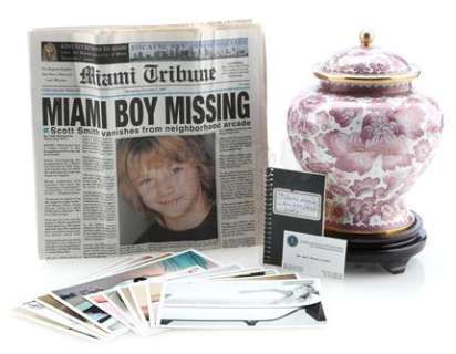 DEXTER (2006-2013) - Lot 396 - Trinity Killer’s (John Lithgow) Investigation Items and Mother‘s Urn