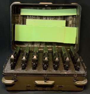 Stargate SG-1 (1997–2007) - 7 Rifle Weapons in Ammo Box | Hanlin Auction Service