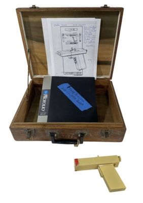 Lot 182 - In the Line of Fire (1993) - John Malkovich (Mitch Leary) Custom Dual-Barrel Composite Assassin Gun | Hanlin Auction Service