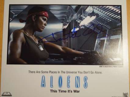 Aliens | Aliens - Fantastic Photograph of Jeanette Goldstein as Private Vasquez - Autograph, Photo, Signed in person at Weekend of Hell + with 4 beautiful photos from the movie | Catawiki