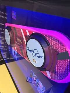 Back To the Future | Back to the Future - Part II - Replica Hoverboard, signed by Michael J. Fox (Marty) in Framed Deluxe Display - with COA | Catawiki