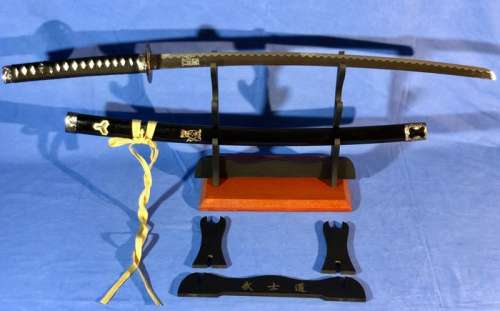 KILL BILL-New DELUXE EDITION Lion on the Scabbard identical to the Blade(Read "N.B" in Description) - "Bride" (Beatrix Kiddo/Uma Thurman) DELUXE VERSION-Rare 1 Production KATANA of the movie "KILL BILL" - With Lion Symbol engraved - Blade is in 440C… | Catawiki