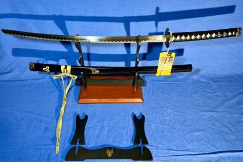 KILL BILL- NEW DELUXE VERSION-RARE 1 Production KATANA OF "BILL" (Snake Charmer/David Carradine) - "ONI" Symbol engraved in the Blade and on the Scabbard.Original pedestal with "ONI" symbol included. - Blade is in 440C Carbon Stainless… | Catawiki