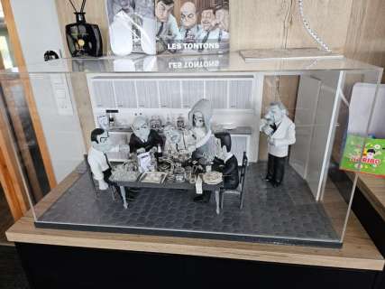 Saint Emett - Statue, LES TONTONS FLINGEURS Scène de la cuisine - Complete Set (02/12) - Sold out! - 52 cm - Ceramic, Glass, Porcelain, Wood | Catawiki