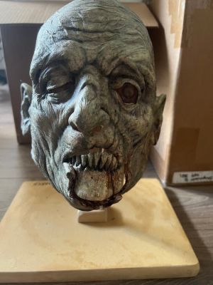 Army of the dead screen used zombie mask - - Movie prop Screen-used latex zombie face mask from army of the dead Zippered back, mesh eye, | Catawiki