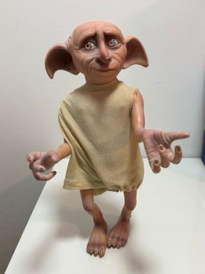 Harry Potter - Ashton Drake - - Movie prop Ashton-Drake licensed Dobby doll, cloth tunic, vinyl head hands feet, articulated limbs, 18 inches | Catawiki
