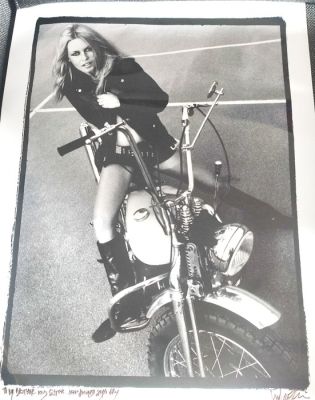Brigitte Bardot on Harley Davidson - Photo by (and signed by) Just Jaeckin, with dedication - Grand format ( 80x60 cm) | Catawiki
