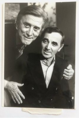 Robert Cohen (AGIP) - Kirk Douglas - Charles Aznavour - Photo de presse originale - 1980 | Catawiki
