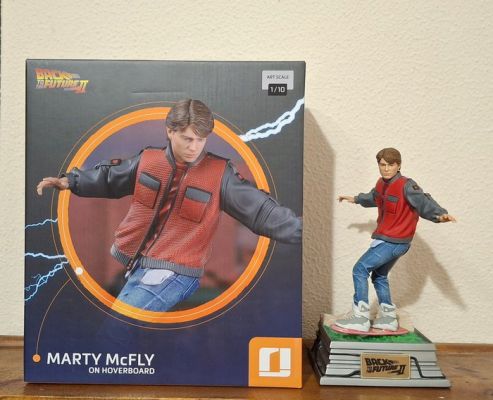Iron Studios - Figure - Back to the Future, Marty McFly on Hoverboard 1/10 - Polystone | Catawiki