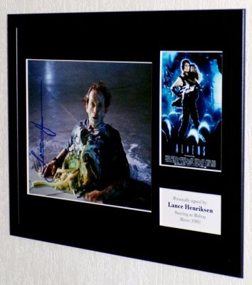 Aliens - Lance Henriksen (Bishop) Premium Framed, signed, COA & Photo signing session | Catawiki