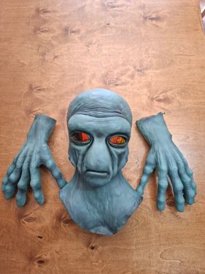 Star Wars - Csfx - - Movie prop Green alien latex prosthetic head and two matching hands with orange mirror-like eye inserts. | Catawiki